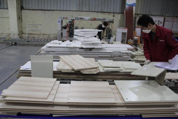 走进诗尼曼工厂:细节决定品质 探秘定制衣柜生产过程